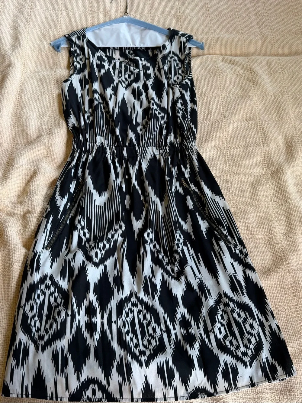 Speed Control Black and White Sleeveless Patterned Dress